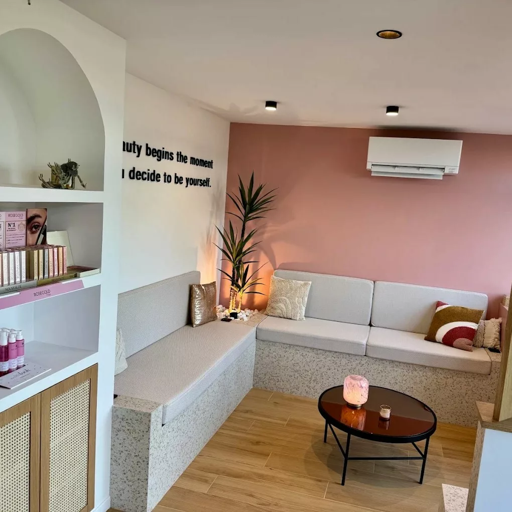 Salle d’attente cosy institut Love My Cils Ozoir-la-Ferrière