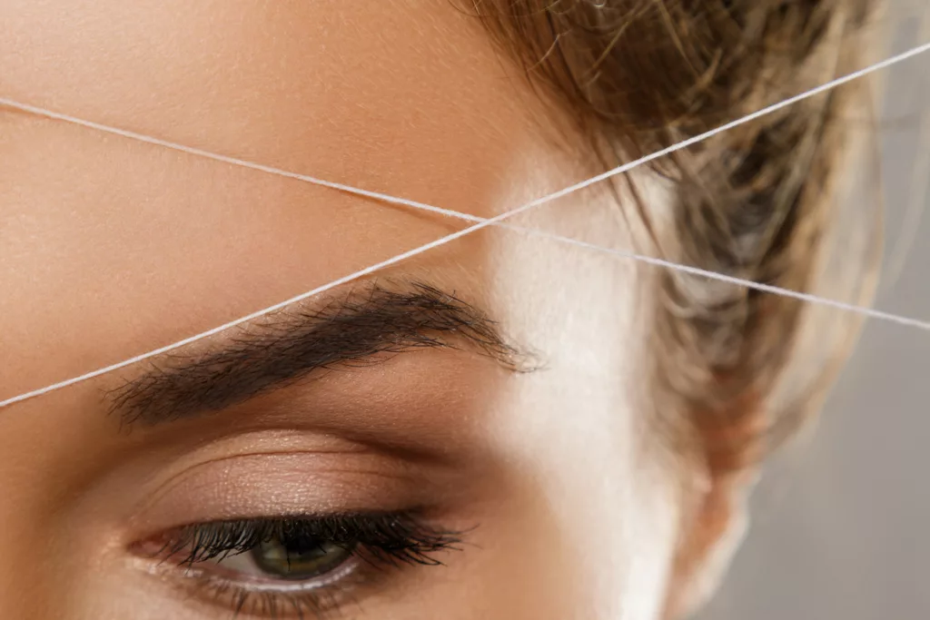Épilation des sourcils au fil avec un résultat net