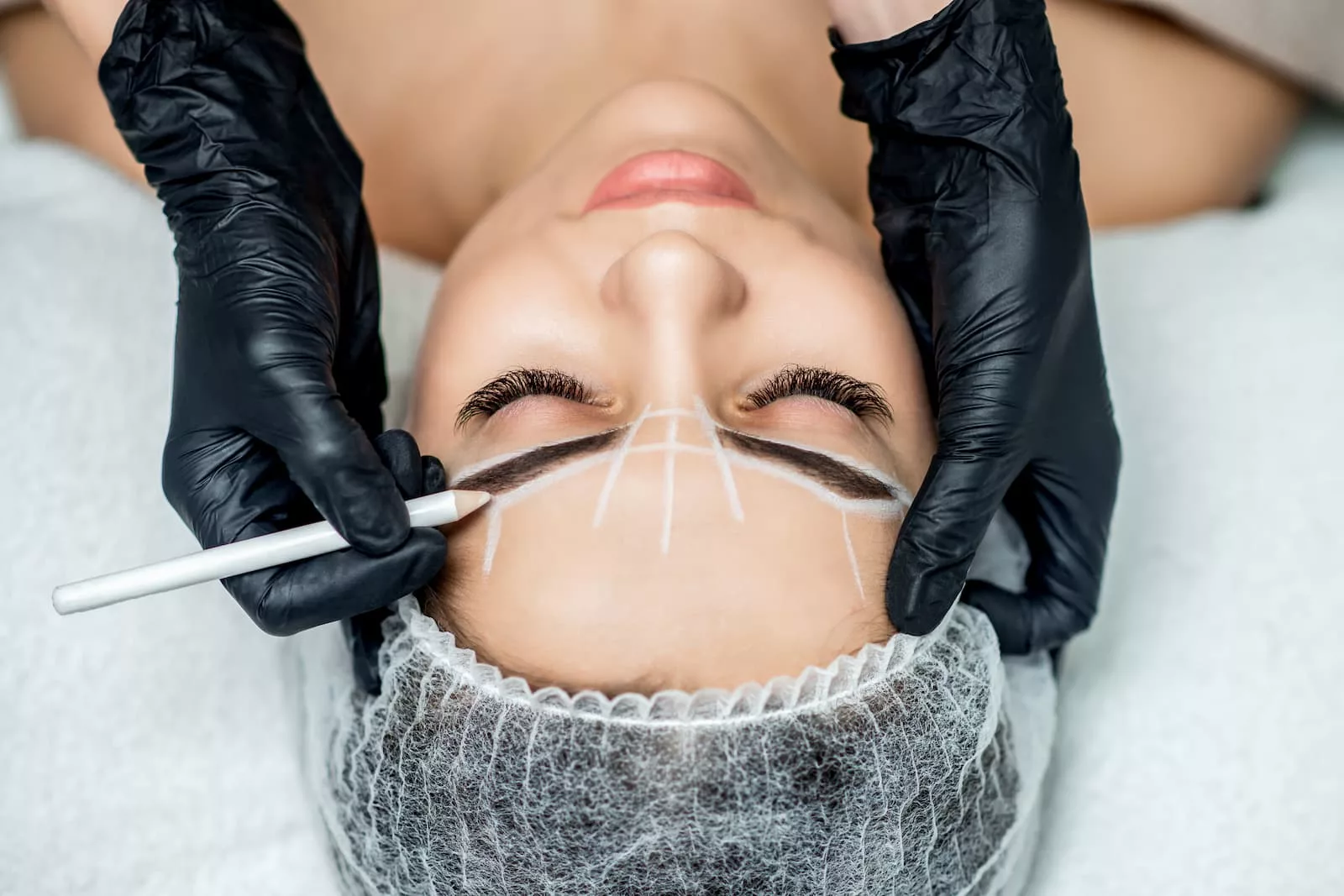 Avant après maquillage semi-permanent des sourcils