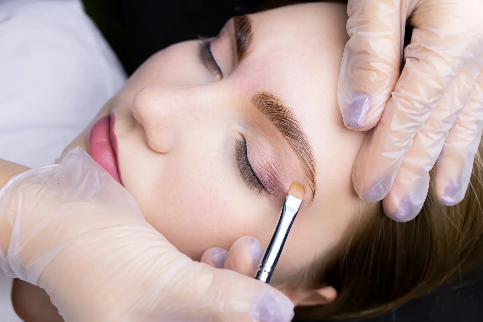 Résultat d'un brow lift pour des sourcils restructurés et disciplinés