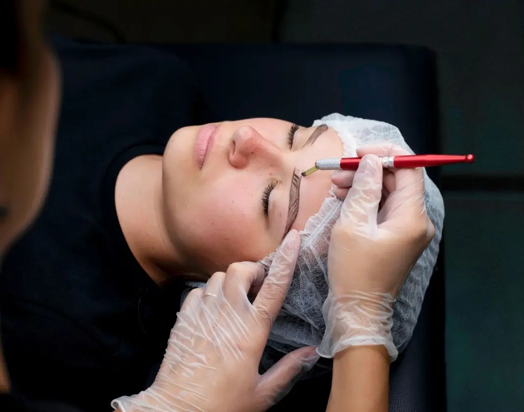 Résultat naturel d'un microblading sourcils effet poil à poil