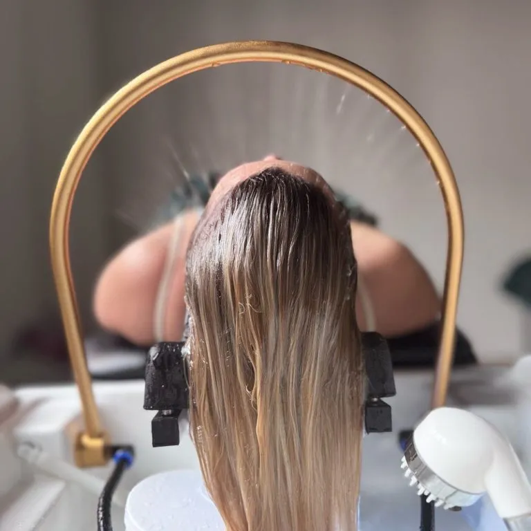 Massage cuir chevelu et arche d'eau lors d'un rituel head spa