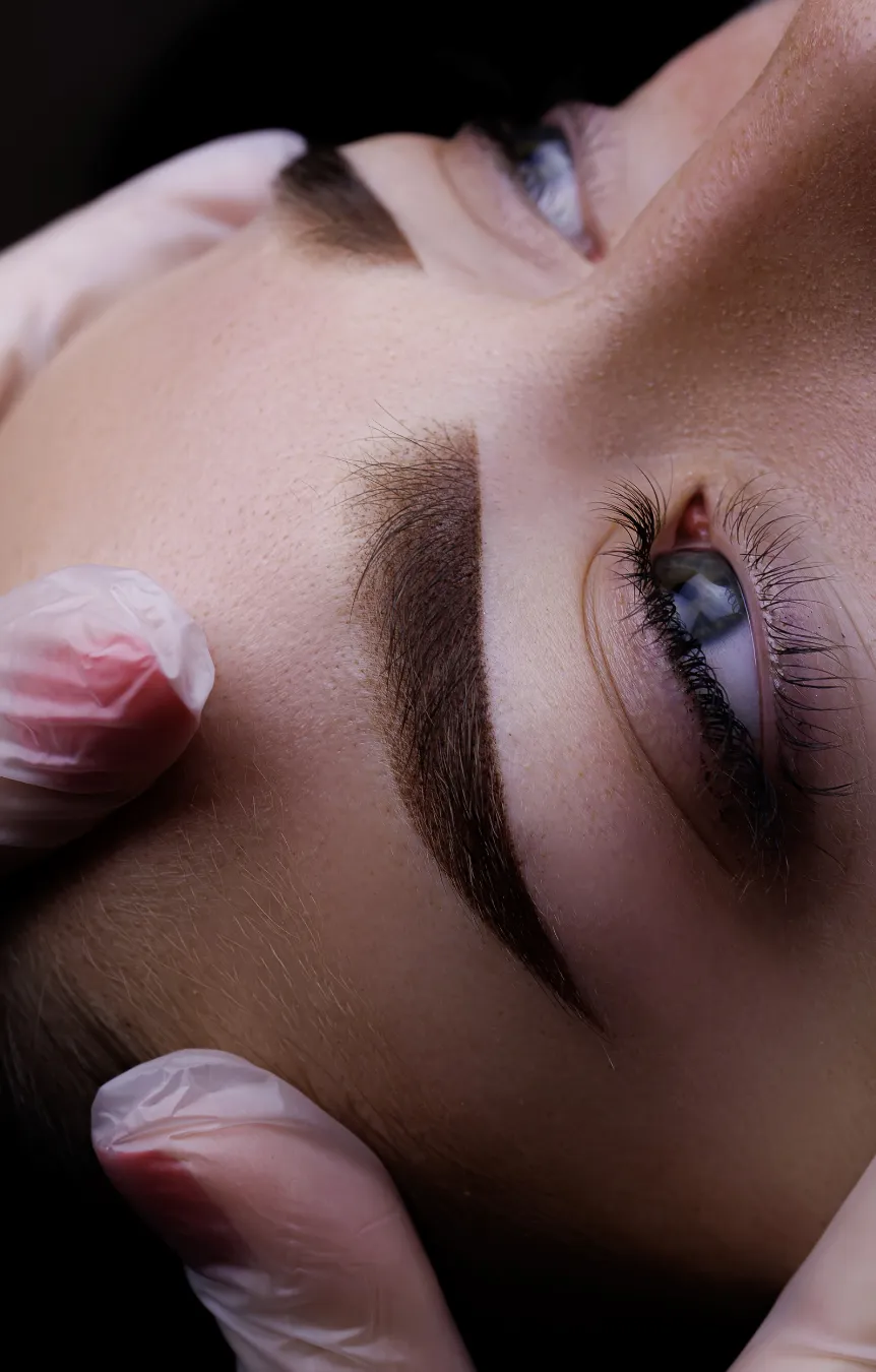 Résultat naturel d'un microshading sourcils effet poudré
